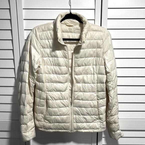 Lightweight jacket has some minimal stains on the neck - Picture 1 of 3